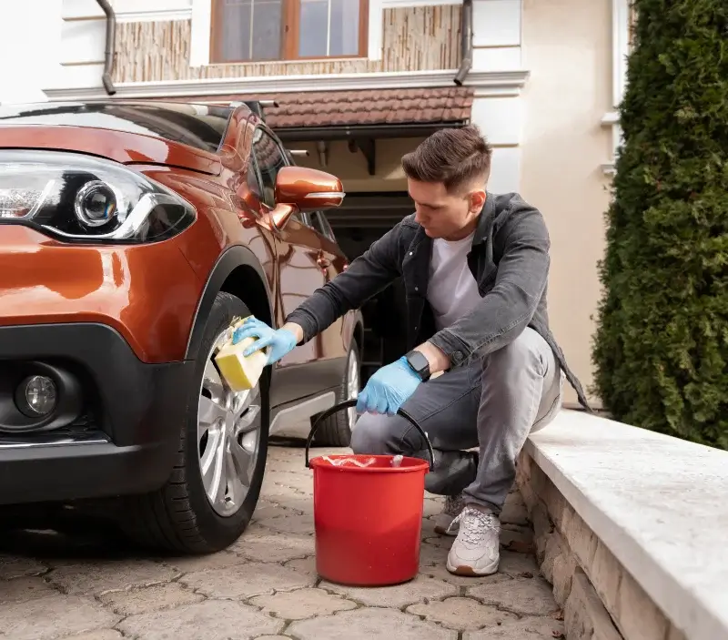 Lavage auto à domicile Barèges : professionnel intervenant sur un véhicule